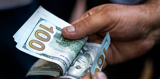 El dólar blue en San Juan bajó 10 pesos: este viernes cotizó a $1.460