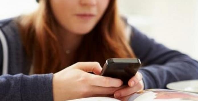 joven con celular